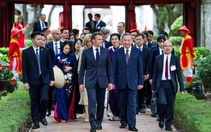 Tổng thống Pháp Macron đánh trống sấm khi thăm Văn Miếu - Quốc Tử Giám cùng Tổng Bí thư Tô Lâm