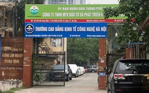 Hàng trăm sinh viên học hệ từ xa bị dừng vô thời hạn, hiệu trưởng và hiệu phó xin nghỉ việc