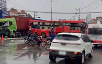 Xe khách giường nằm va chạm với xe container trên quốc lộ 13, 5 người bị thương