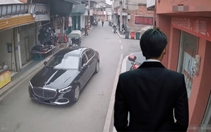 'Đại gia' lái Maybach đến hàng loạt tiệm vàng, đi đến đâu để lại vàng giả đến đấy