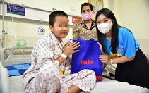 Nhận quà 'Ước mơ của Thúy', bệnh nhi ung thư vui mừng nói lời cảm ơn