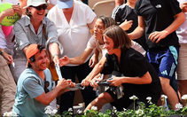 Khán đài hỗn loạn vì áo đẫm mồ hôi của Arthur Fils tại Roland Garros