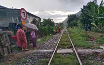 Băng qua lối đi tự mở, một cô gái bị tàu hỏa tông tử vong