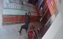Camera ghi cảnh hai nghi phạm cướp tiệm vàng ở Hóc Môn