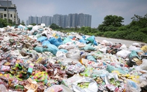 Giao công an truy nguồn gốc hàng tấn bánh kẹo có chữ Trung Quốc đổ chất đống tại La Phù