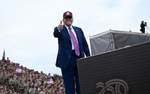 Ông Trump nhảy điệu 'đặc sản' trên sân khấu với các quân nhân