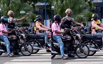 Cầm chảo gõ đầu người đi xe máy chờ đèn đỏ đè lên vạch đi bộ