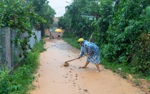 Bùn đất từ cao tốc Vạn Ninh - Cam Lộ theo nước mưa ập vào nhà dân