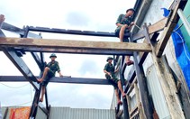 Bộ đội dầm mưa giúp dân khắc phục hậu quả do lốc xoáy gây ra