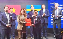 Bí thư Bình Định trao chứng nhận đầu tư dự án 1 tỉ USD cho nhà đầu tư Thụy Điển