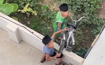 'Khối nghỉ hè' lấy xe đạp vượt rào trốn đi chơi bị bắt quả tang