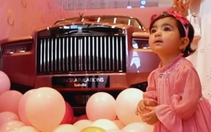 Mới 1 tuổi, bé gái đã sở hữu chiếc Rolls-Royce màu hồng độc nhất vô nhị, giá không dưới 14 tỉ đồng
