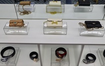 Trưng bày hàng giả túi xách Hermes, đồng hồ Rolex, kính mắt Chanel ở Tràng Tiền