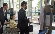 Cựu đệ nhất phu nhân Hàn Quốc Kim Keon Hee rời viện trên xe lăn