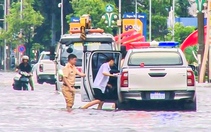 Cảnh sát giao thông lội nước ngập đón thí sinh đi thi lớp 10
