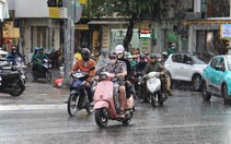 TP.HCM mưa tối trời, mây dông đen kịt từ cao nguyên Lâm Viên xuống mũi Cà Mau