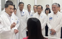 Ê kíp thông tim bào thai cho sản phụ người Singapore nhận bằng khen của bộ trưởng Bộ Y tế