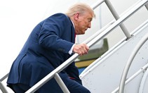 Xem video ông Trump vấp khi lên máy bay, dân mạng nhắc chuyện 'khịa' ông Biden