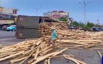 Xe chở gỗ lật đè chết thiếu niên: 2 người đi đường khác thoát chết trong gang tấc