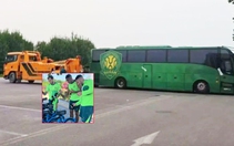 CLB hàng đầu Trung Quốc bị tịch thu xe buýt vì nợ, cầu thủ đạp xe về sau buổi tập