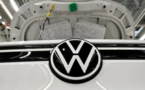 Tranh cãi logo hãng xe Volkswagen: Chữ V và W dính liền hay tách nhau?