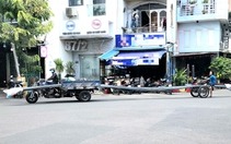 Hãi hùng xe lôi tự chế chở bó sắt 10m, chiếm hết đường ở TP.HCM
