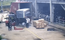 Đưa máy móc từ xe container xuống không an toàn, đè chết người