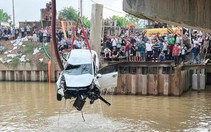 Ô tô tông hai xe máy rồi rơi xuống sông, đang tìm người mất tích