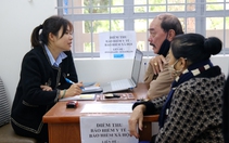 Dân làm thủ tục hành chính nhanh nhờ cán bộ bán chuyên trách về khu phố 'cầm tay chỉ việc'
