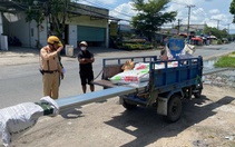 Cảnh sát giao thông TP.HCM xử lý xe ba gác chở tôn dài ngoằng trên đường