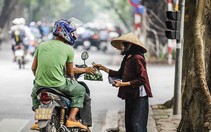 Cụ già bán rau bên vỉa hè và wifi tốc độ cao