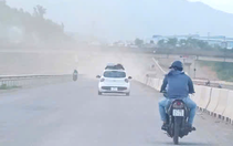 Bụi mù mịt trên công trường cao tốc, sao lại dùng 'kỹ thuật' thổi bụi từ chỗ này sang chỗ khác?