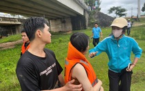 Cảnh sát vật lộn nước xiết sông Đăk Bla, cứu 2 anh em bị đuối nước