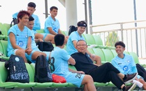 Ông Park Hang Seo tự lái xe đến thăm CLB Nam Định