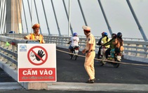 Người dân bất chấp lệnh cấm, chui rào lên cầu Rạch Miễu 2 chụp ảnh