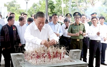 Tổng Bí thư Tô Lâm dâng hương tưởng niệm các anh hùng liệt sĩ tại Điện Biên