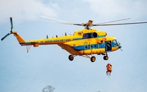 Máy bay trực thăng giải cứu 8 người dân bị mắc kẹt do mưa lũ ở Sơn La