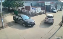 Va chạm ở ngã tư, ô tô drift 90 độ lách qua cổng nhà dân