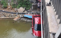 Xe ô tô con lao xuống sông khi qua cầu, 4 người may mắn thoát nạn