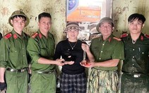 Dọn lũ, công an tìm thấy tiền, vàng trả lại cho bà con