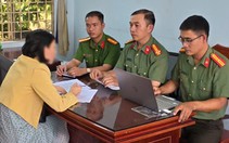 Công an làm việc với người phụ nữ đăng tin bảo hiểm y tế tăng phí hơn 30%