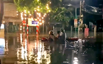 Thái Nguyên ngập sâu, dân bơi thuyền ra phố đón người về nhà