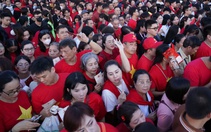 Hàng chục ngàn người mặc áo cờ đỏ sao vàng đổ về sân Mỹ Đình dự concert quốc gia