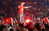 V Fest tặng 25.000 vé, các anh trai và chị đẹp thăng hoa giữa cờ Tổ quốc mừng Quốc khánh