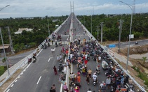 Dân miền Tây 'phá rào' lên check-in ở cầu Rạch Miễu 2 trước giờ thông xe