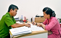 Bảo mẫu ném bé trai 14 tháng tuổi tử vong đối diện tội danh gì?