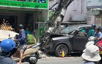 Xe bán tải mất lái tông gãy cột điện ở phường Thủ Đức, nghi do tài xế đột tử