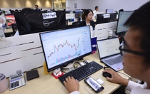 Chứng khoán giảm 42 điểm, bảng điện ngập sắc đỏ