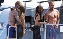 David Beckham phong độ ở tuổi 50 cùng vợ trên du thuyền 16 triệu bảng