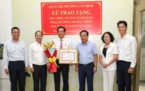Trao Huy hiệu 45 năm tuổi Đảng cho ông Châu Hoàng Nhơn